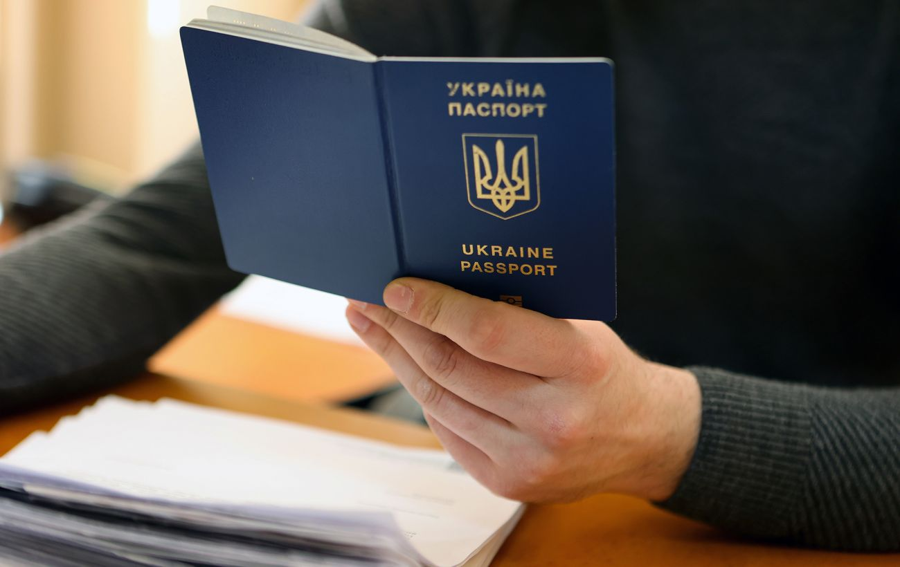 Чоловікам за кордоном не потрібен витяг із «Резерв+» для оформлення закордонного паспорта