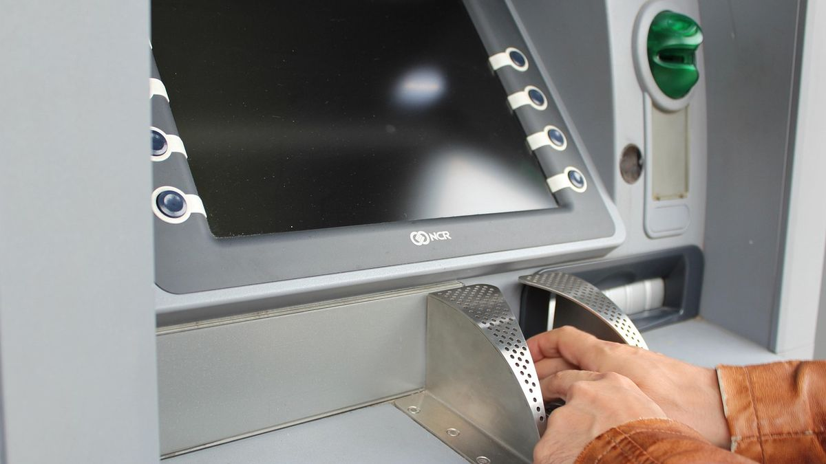 Банкомат не зарахував готівку на картку: що робити та куди скаржитися