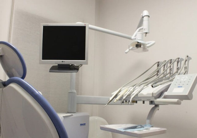 стоматолог